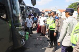 Cegah Kecelakaan, Polres Pelabuhan Tanjung Perak, Ramp Check Bus Peziarah di Sunan Ampel.