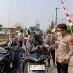Polsek Teluknaga Bagikan Ratusan Masker, Warga Diimbau Waspada Abu Vulkanik