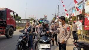 Polsek Teluknaga Bagikan Ratusan Masker, Warga Diimbau Waspada Abu Vulkanik
