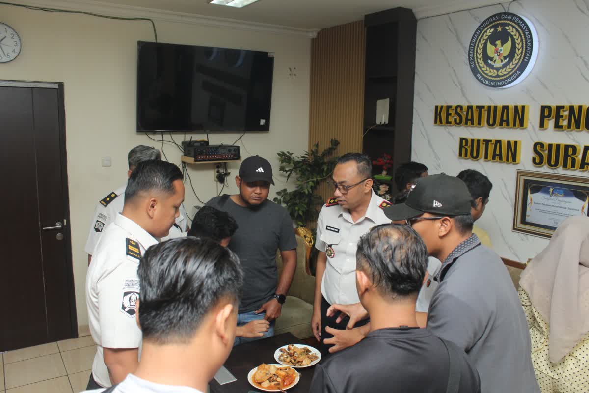 Foto: Petugas Rutan Kelas I Surabaya menggagalkan penyelundupan diduga sabu yang disembunyikan dalam makanan