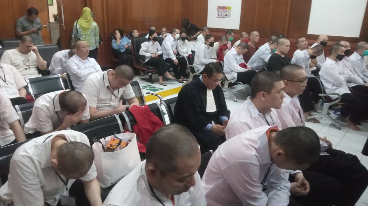Foto: 41 WNA terdakwa sindikat online scam menjalani persidangan di PN Surabaya