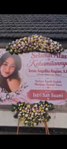 Karangan Bunga Misterius Muncul di PN Surabaya, Pesan “Terima Kasih Sudah Menjaga Suami Saya” Jadi Sorotan