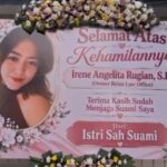 Karangan Bunga Misterius Muncul di PN Surabaya, Pesan “Terima Kasih Sudah Menjaga Suami Saya” Jadi Sorotan