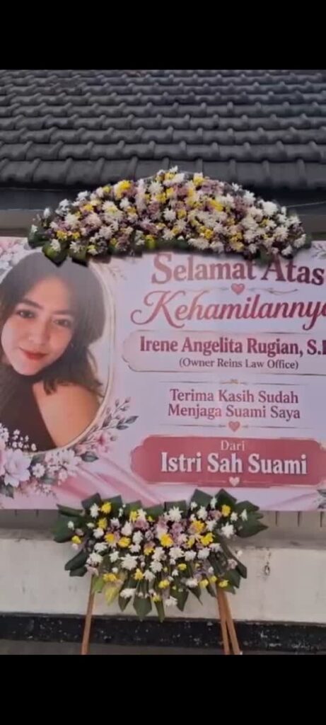 Karangan Bunga Misterius Muncul di PN Surabaya, Pesan “Terima Kasih Sudah Menjaga Suami Saya” Jadi Sorotan
