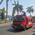 Atasi Jalan Berdebu Akibat Abu Vulkanik, Koramil 02/Pondok Gede Lakukan Penyemprotan di Wilayah Kota Bekasi
