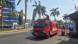 Atasi Jalan Berdebu Akibat Abu Vulkanik, Koramil 02/Pondok Gede Lakukan Penyemprotan di Wilayah Kota Bekasi