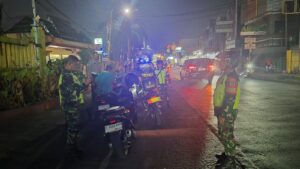 Patroli Malam Bersama, Koramil 01/Kranji Pastikan Keamanan Lingkungan Tetap Terjaga