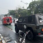 Kodim 0505/Jakarta Timur Kerahkan Water Tank, Bersihkan Abu Vulkanik di Sejumlah Ruas Jalan