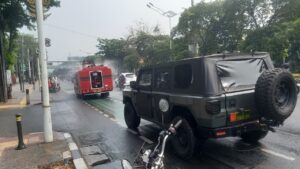 Kodim 0505/Jakarta Timur Kerahkan Water Tank, Bersihkan Abu Vulkanik di Sejumlah Ruas Jalan