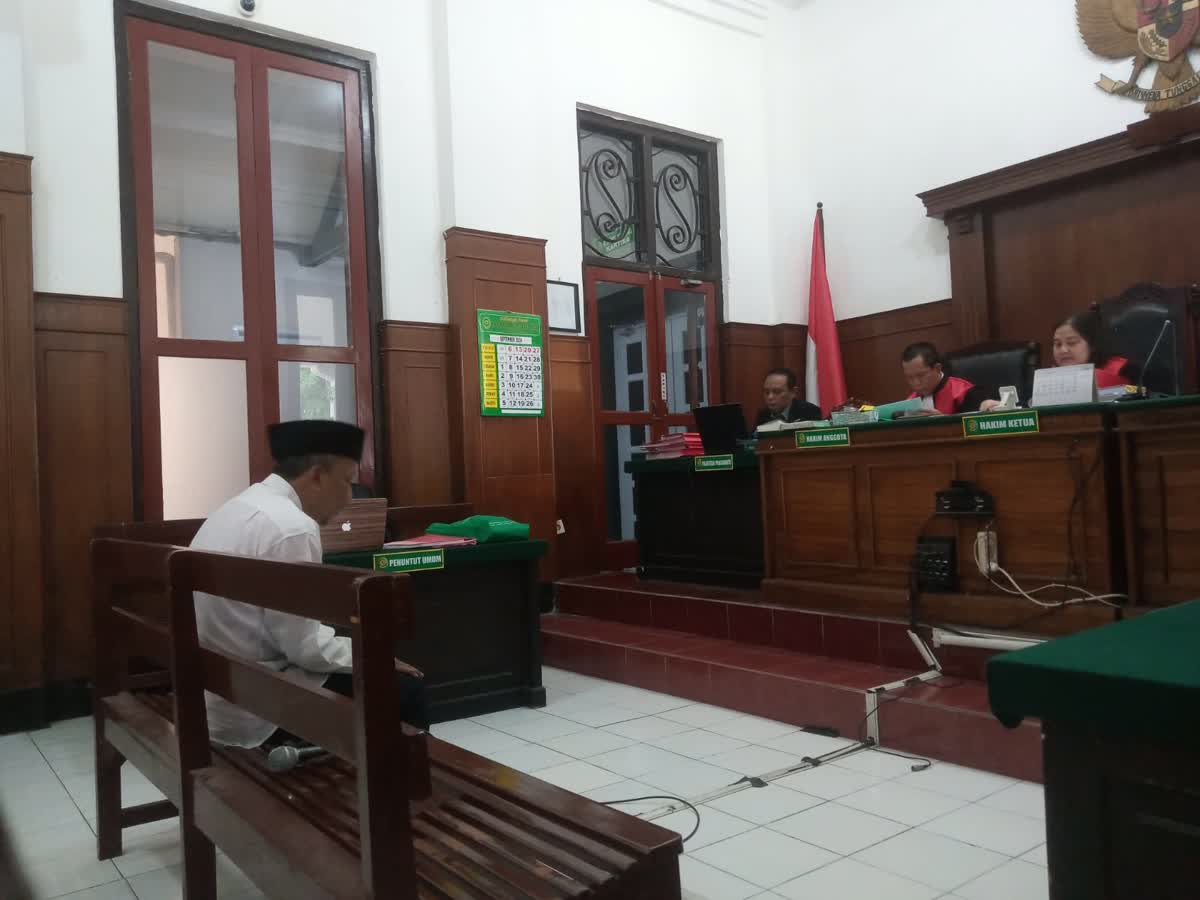 Foto: Terdakwa kasus narkotika 35 butir ekstasi dalam persidangan di Pengadilan Negeri Surabaya