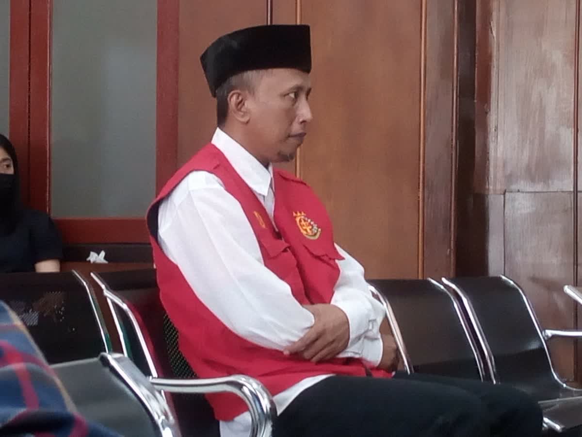 Foto: Terdakwa kasus narkotika 35 butir ekstasi dalam persidangan di Pengadilan Negeri Surabaya