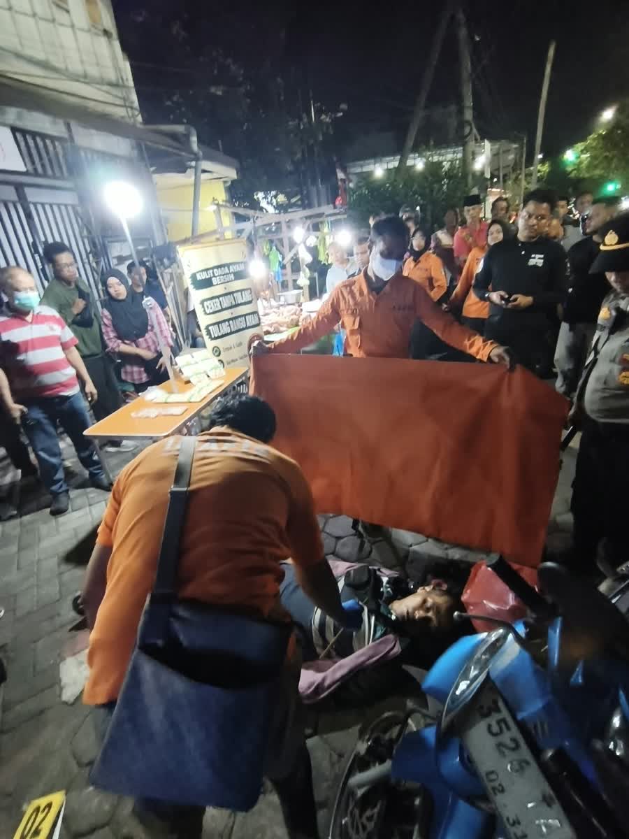 Foto: Petugas mengevakuasi jenazah pria 61 tahun yang ditemukan meninggal mendadak di Simo Magersari Surabaya.
