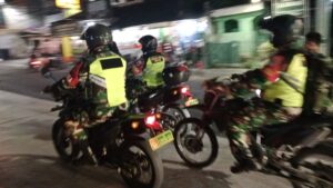 Ciptakan Rasa Aman, Koramil 03/Teluk Pucung Laksanakan Patroli Malam dan Imbau Warga Jaga Kamtibmas