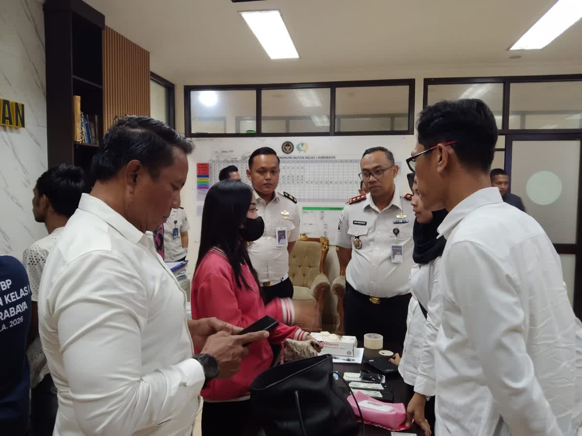 Foto: Petugas Rutan Kelas I Surabaya menggagalkan penyelundupan dua pocket diduga narkotika jenis sabu