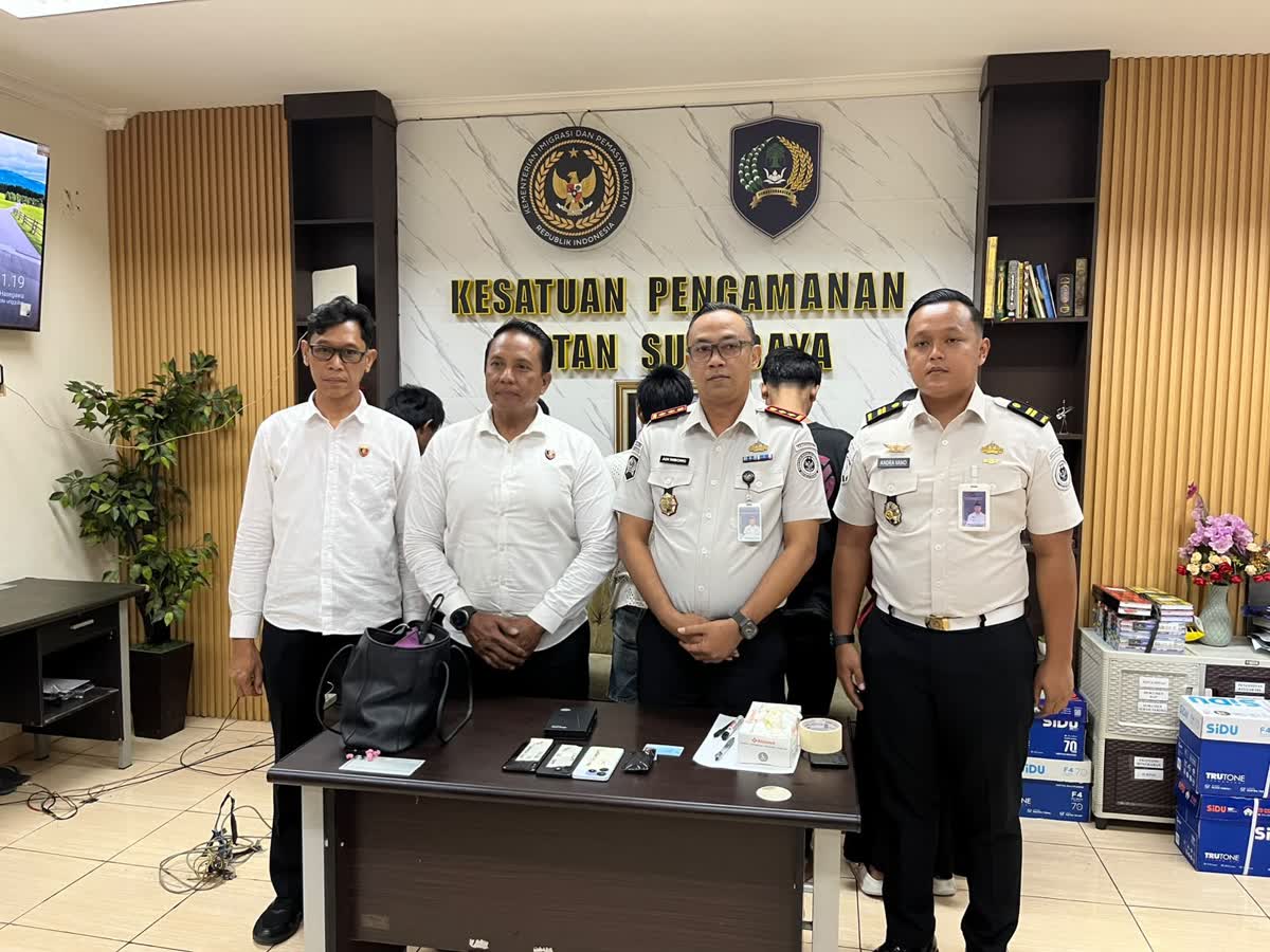 Foto: Petugas Rutan Kelas I Surabaya menggagalkan penyelundupan dua pocket diduga narkotika jenis sabu