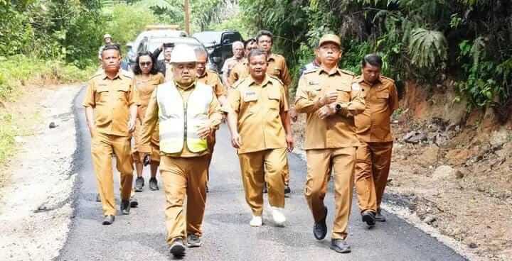 Bupati Taput Tinjau Jalan Hotmix 1,1 Km di Parmonangan, Waktu Tempuh Warga Dipangkas 30 Menit