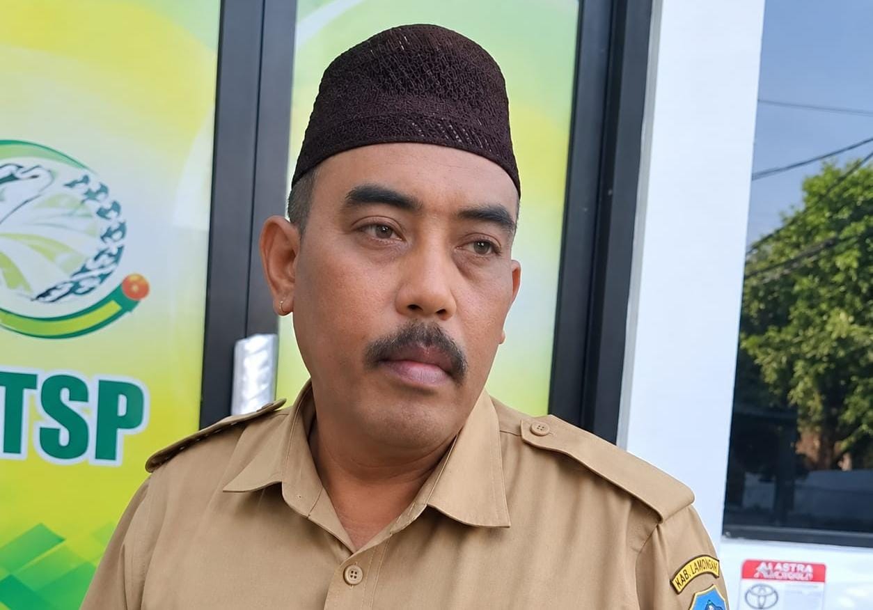 Foto: Kepala Desa Brengkok, H. Nuriyadi saat dipanggil ke kantor Kejari Lamongan