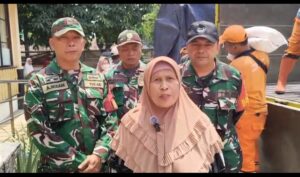Babinsa Koramil 02/Matraman Bantu Pengamanan dan Pendistribusian Beras Bagi Warga Utan Kayu Selatan