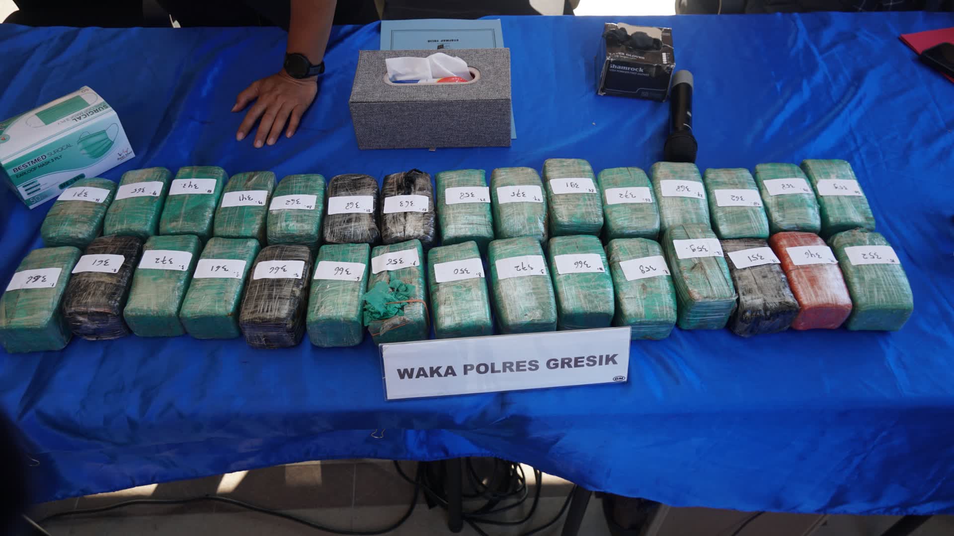 Foto: Polres Gresik mengamankan 10,858 kilogram ganja yang disembunyikan dalam sepeda motor Vespa di gudang ekspedisi.