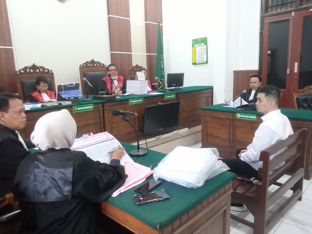 Foto: Jovan Okta memberikan kesaksian dalam sidang kasus dugaan penipuan dan pencucian uang bermodus investasi di PN Surabaya