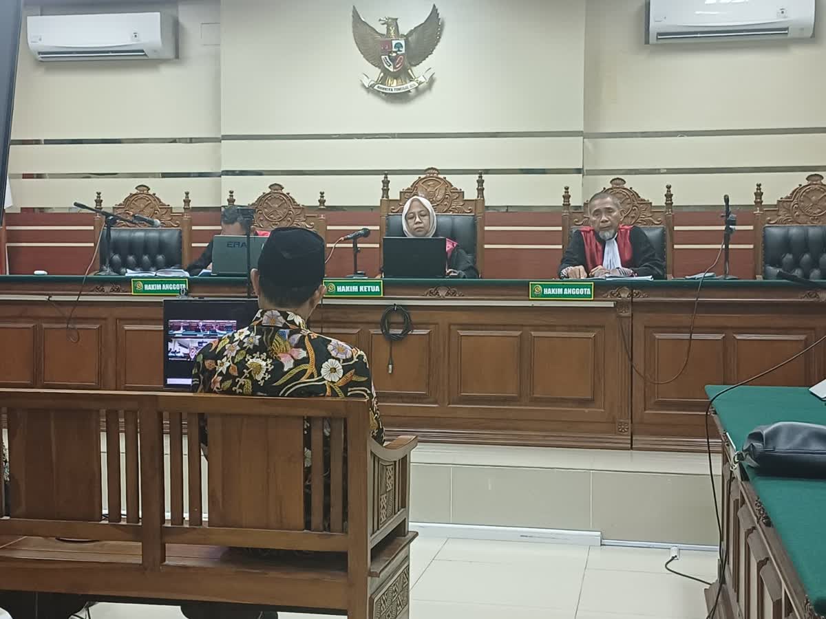 Foto: Wali Kota Madiun nonaktif Maidi usai menjalani sidang tuntutan di Pengadilan Tipikor Surabaya