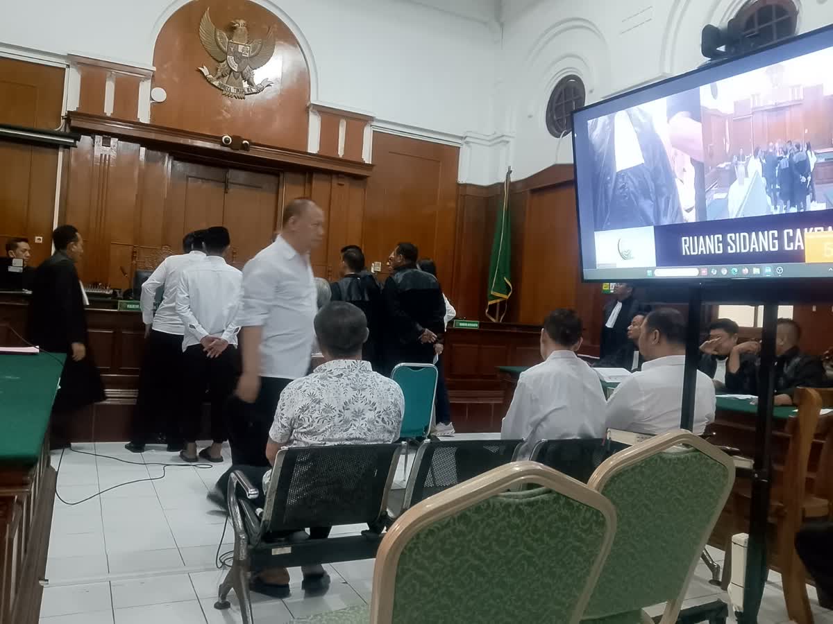 Foto: Sidang dugaan sindikat penipuan daring lintas negara di PN Surabaya mengungkap rumah di Dharmahusada Permai
