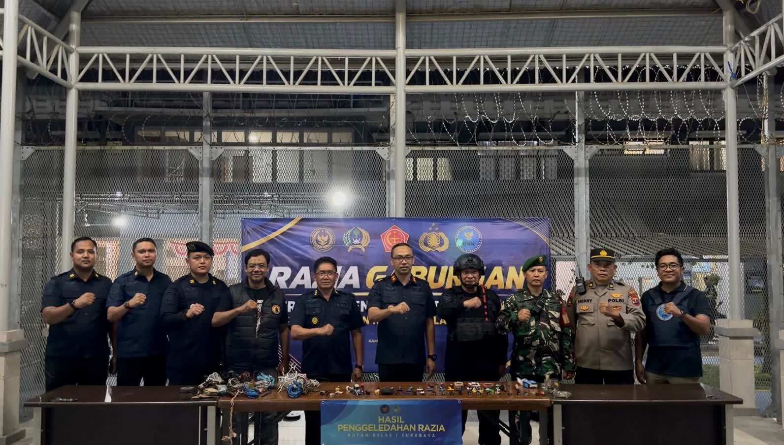 Foto: Razia gabungan TNI, Polri dan BNN di Blok Hunian Rutan Kelas I Surabaya