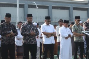 Ratusan Jamaah Rutan Kelas I Surabaya Gelar Salat Istisqa, Doakan Hujan di Tengah Kemarau