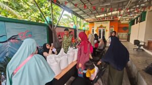 Babinsa Koramil 07/Cipayung Bantu Bagikan Sembako Kepada Warga Sekitar