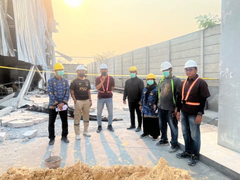 Foto : Dinas Tenaga Kerja dan Transmigrasi Disnakertran Provinsi Jawa Timur bersama tim terjun kelokasi.(Dok: Edi Wartawan beritakeadilan.com).