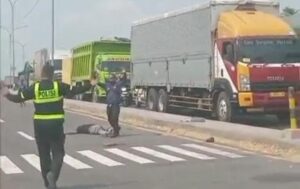 Diduga Rebutan Lahan Mengamen, Tukang Lap Kaca Mobil Ditusuk di JLU Lamongan