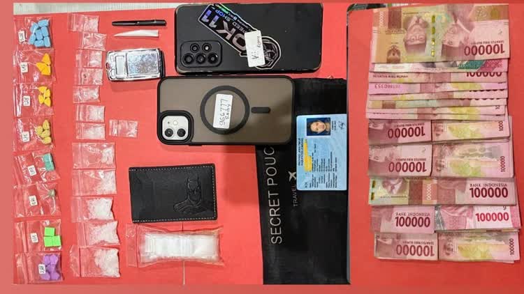 Foto: Satresnarkoba Polrestabes Surabaya menangkap perempuan asal Jombang di kamar kos kawasan Simo Sidomulyo dengan barang bukti sabu dan ekstasi.