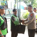 Sambut HUT Lalu Lintas ke-71, Polres Pelabuhan Tanjung Perak Salurkan Bansos dan Rangkul Komunitas Ojol