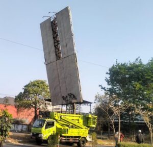 Papan Reklame Miring di Jalan Pagerwojo Sidoarjo, Ancaman Keselamatan Mengintai Pengguna Jalan