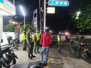 Bersama Jaga Kamtibmas, Koramil 03/Teluk Pucung dan Aparat Gabungan Gelar Patroli Malam