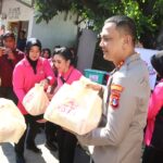 Peringati HKGB ke-74, Bhayangkari Tanjung Perak Salurkan 200 Paket Bansos untuk Warga Kalimas Baru