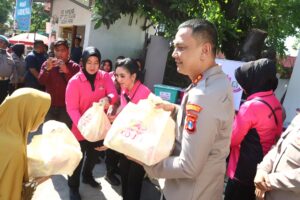 Peringati HKGB ke-74, Bhayangkari Tanjung Perak Salurkan 200 Paket Bansos untuk Warga Kalimas Baru
