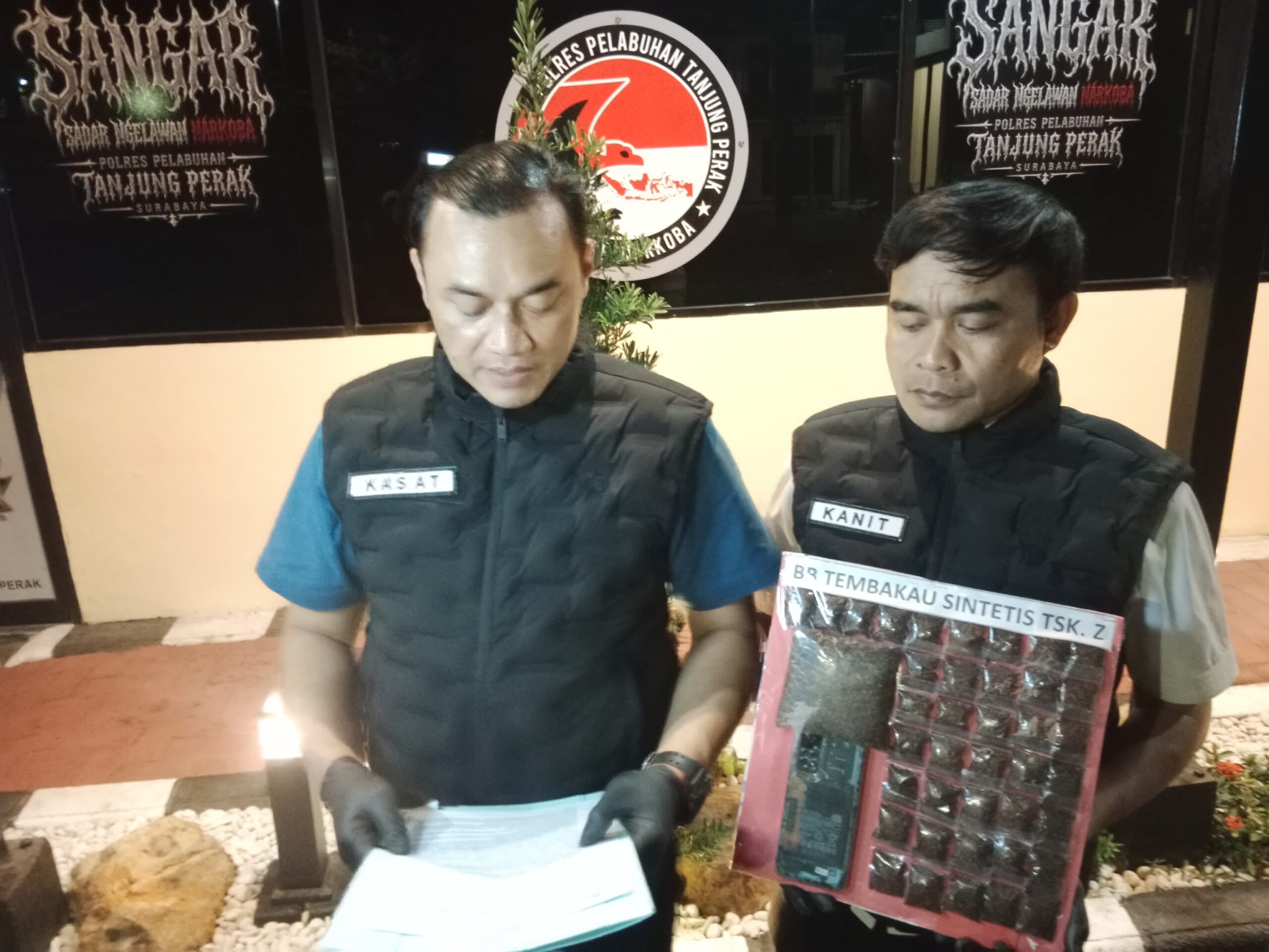 Foto: Polisi mengamankan barang bukti 148,732 gram tembakau sintetis dari tersangka di Gubeng Surabaya