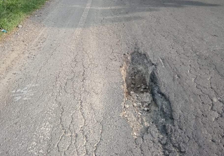 Foto: jalan berlubang di Kota Langsa, Aceh. (Dok: Sajidin, Wartawan beritakeadilan.com).