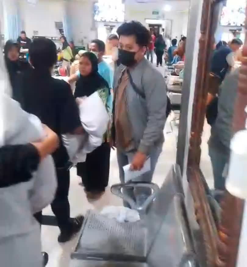 Foto: Ratusan santri Pondok Pesantren Manba’ul Hikam Sidoarjo mendapat penanganan medis setelah diduga keracunan usai menyantap makanan MBG.