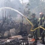 Prajurit Yonif PIK 202/TM Sigap Bantu Padamkan Kebakaran di Rawalumbu, Bekasi