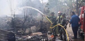 Prajurit Yonif PIK 202/TM Sigap Bantu Padamkan Kebakaran di Rawalumbu, Bekasi