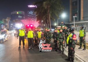 Patroli Malam Gabungan, Koramil 03/Teluk Pucung Pastikan Keamanan Lingkungan Tetap Terjaga