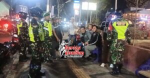 Babinsa Koramil 04/Jati Asih Sisir Permukiman Warga Bersama dan Linmas, Antisipasi Gangguan Kamtibmas