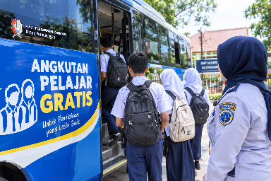 Foto: Antusias siswa-siswi dengan adanya mobil Angkutan Pelajar Gratis (dok: ilustrasi)