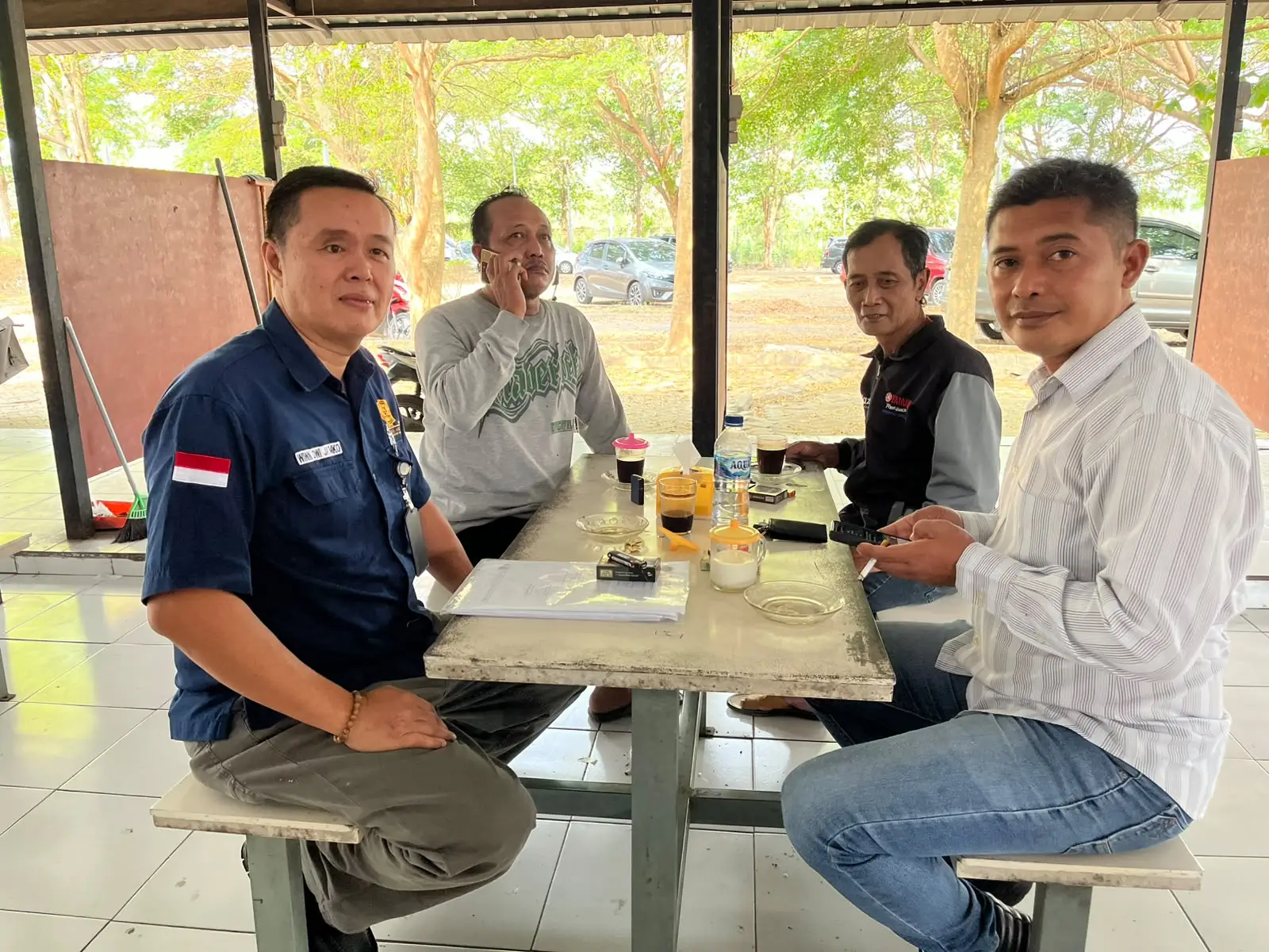 Membuat Kesepakatan Bersama Antara Syamsul Huda Jaket Putih (Korban), Agus BJ, sebelum masuk ruang mediasi.