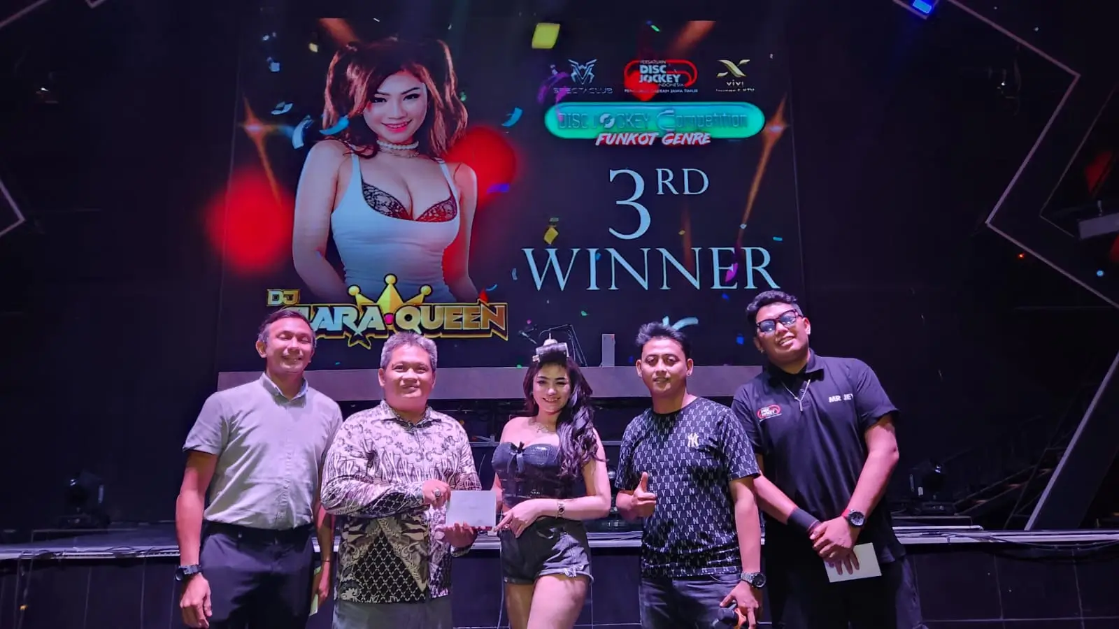(Kiri) Plt. Direktur Valhalla Spectaclub Surabaya, Joenathan, Lawyer Corporate Valhalla Spectaclub Surabaya, Dwi Heri Mustika, S.H.,M.H, DJ Clara Queen, Head DJ Valhalla Spectaclub Surabaya, Ryiio Remix dan Ketua PDJI Jatim, Jay