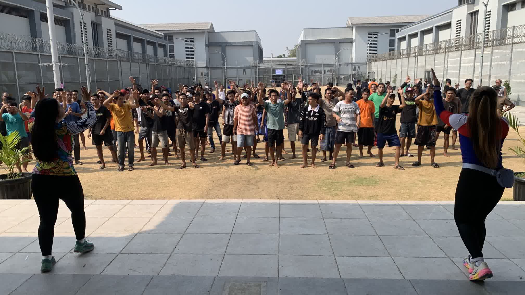 Foto: Warga binaan Rutan Kelas I Surabaya mengikuti senam aerobik untuk menjaga kebugaran jasmani