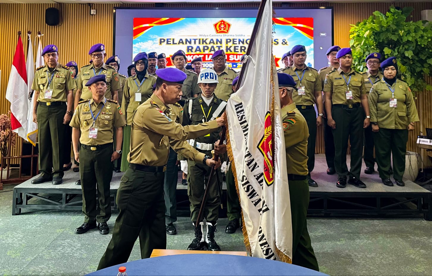Ketua DPP IARMI Jawa Timur Agung Subagyo menyerahkan bendera Pataka ke Ketua DPKot IARMI Surabaya Muzaki
