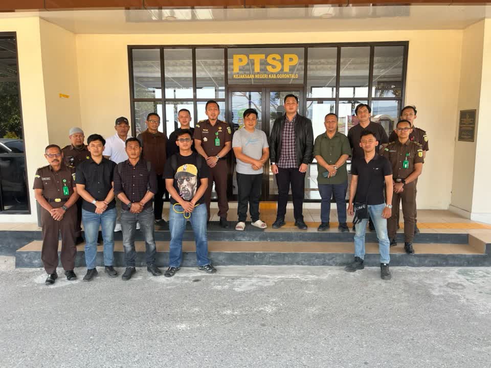 Foto: Tim Tabur Kejari Surabaya menangkap buronan terpidana fidusia Oktavanus Katili di Kabupaten Pohuwato Gorontalo